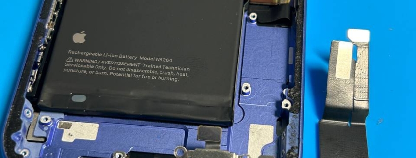 Montage van een nieuwe originele USB-C oplaadpoort in een iPhone 16 in de werkplaats van iRepair Waterland.