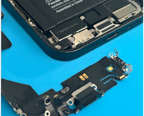 Vervanging van de defecte microfoon en oplaadpoort module van een iPhone 14 Pro in de werkplaats van iRepair Waterland.