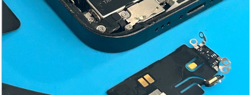 Vervanging van de defecte microfoon en oplaadpoort module van een iPhone 14 Pro in de werkplaats van iRepair Waterland.