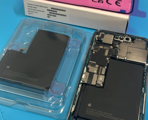 Vervanging van een versleten iPhone batterij door een originele Apple batterij in de werkplaats van iRepair Waterland in Monnickendam.