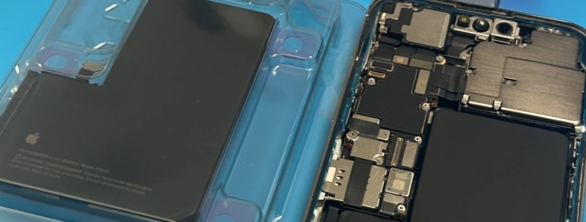 Vervanging van een versleten iPhone batterij door een originele Apple batterij in de werkplaats van iRepair Waterland in Monnickendam.
