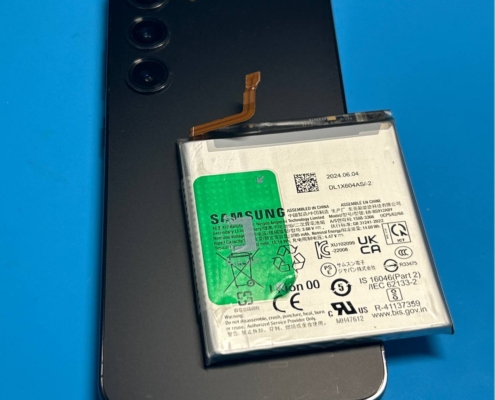 Vervanging van een defecte Samsung Galaxy S23 batterij in de werkplaats van iRepair Waterland.
