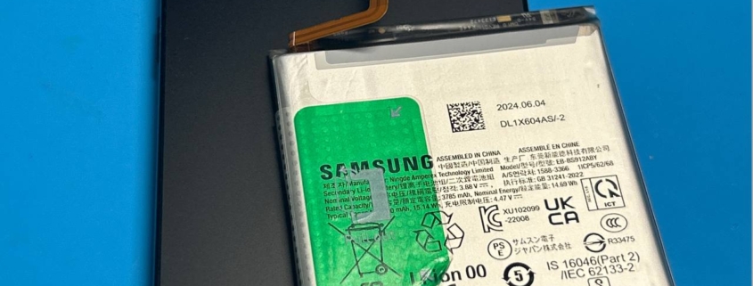 Vervanging van een defecte Samsung Galaxy S23 batterij in de werkplaats van iRepair Waterland.