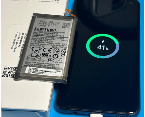Vervanging van een defecte Samsung Galaxy S10 batterij in de werkplaats van iRepair Waterland.