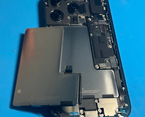 Vervanging van een defecte iPhone 16 Pro accu voor een originele Apple Service Pack batterij bij iRepair Waterland.