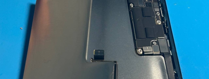 Vervanging van een defecte iPhone 16 Pro accu voor een originele Apple Service Pack batterij bij iRepair Waterland.